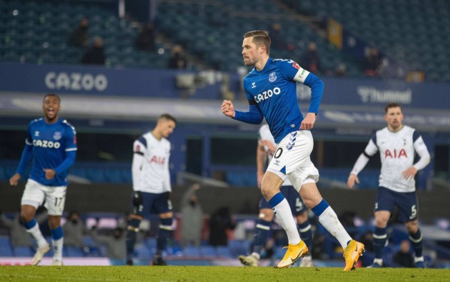 在比赛接近 在比赛接近